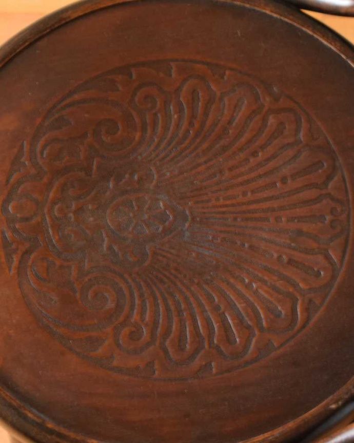 ダイニングチェア　アンティーク チェア　ダブルループの英国輸入椅子、背もたれが美しいアンティークベントウッドチェア。近くで見てみると･･･それぞれ模様が違うベントウッドチェアの座面。(k-1417-c)