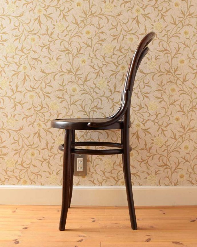 ダイニングチェア　アンティーク チェア　ダブルループの英国輸入椅子、背もたれが美しいアンティークベントウッドチェア。横顔も英国らしいカッコよさ英国のパブの雰囲気たっぷりのベントウッドチェアは、横から見てもカッコイイんです。(k-1417-c)