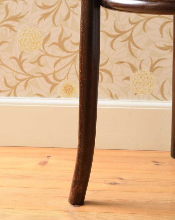 ダイニングチェア　アンティーク チェア　ダブルループの英国輸入椅子、背もたれが美しいアンティークベントウッドチェア。床を滑らせて移動出来ますHandleではアンティークチェアの脚の裏にフェルトキーパーをお付けしています。(k-1417-c)