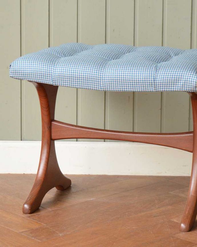 G-PLAN(Gプラン) アンティーク チェア 北欧スタイルのヴィンテージチェア、G-PLANのスツール。しっかり修復してあるので安心してお使い下さいいろんな修復方法がありますが、Handleでは一度バラしてから再び組み直していますので自信があります!新品ではないので経年変化によるキズはありますが、安心してお使い下さい。(k-1419-c)