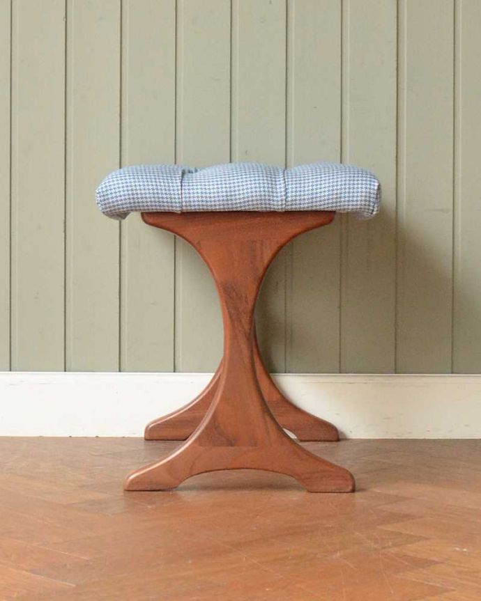 G-PLAN(Gプラン) アンティーク チェア 北欧スタイルのヴィンテージチェア、G-PLANのスツール。360度、どこから見ても美しいしっかり修復したので、どの角度から見てもキレイです。(k-1419-c)