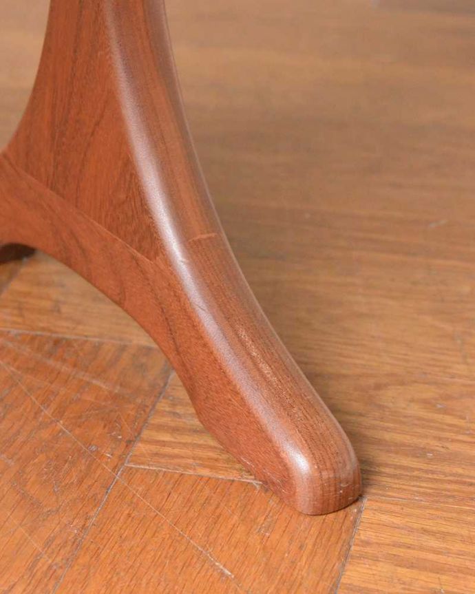 G-PLAN(Gプラン) アンティーク チェア 北欧スタイルのヴィンテージチェア、G-PLANのスツール。移動もラクラクの理由は…Handleのアンティークチェアの脚の裏には、フェルトキーパーをお付けしていますので、持ち上げず床を滑らせてお使い頂けます。(k-1419-c)