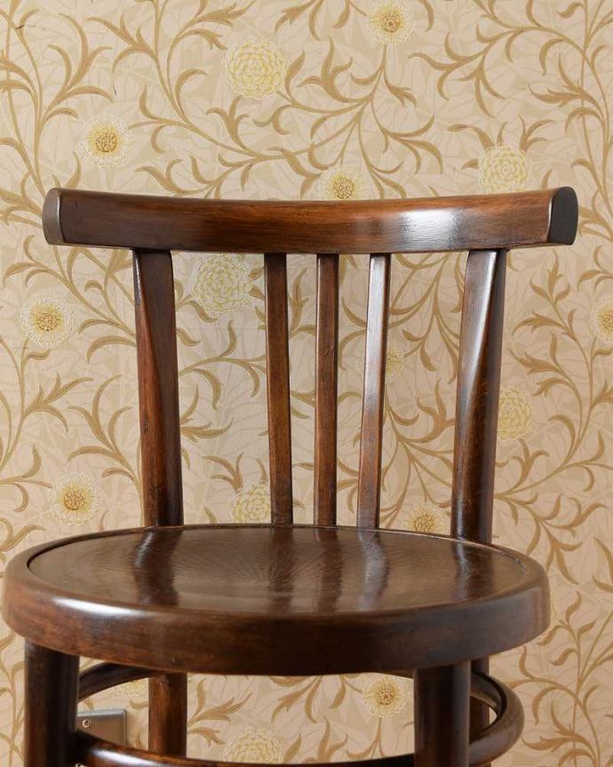 ダイニングチェア　アンティーク チェア　曲げ木の背もたれが美しい、英国アンティークのベントウッドチェア。美しいだけじゃなくて強い！背もたれは木を切り出しているのではなく、1本の木材を蒸気で蒸して曲げているので、繊維が断ち切られず粘りがあって丈夫なんです。(k-1424-c)