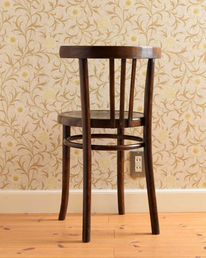 ダイニングチェア　アンティーク チェア　曲げ木の背もたれが美しい、英国アンティークのベントウッドチェア。後ろ姿にも自信があります！アンティークは新品ではないので経年変化によるキズはありますが、しっかり修復して組み直したので安心して座って頂けます。(k-1424-c)