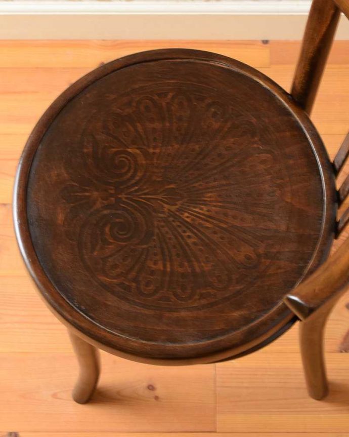 ダイニングチェア　アンティーク チェア　曲げ木の背もたれが美しい、英国アンティークのベントウッドチェア。座面にも個性があります背もたれだけじゃなく座面にも注目！ベントウッドの座面はいろんなデザインがあって面白いんです。(k-1424-c)