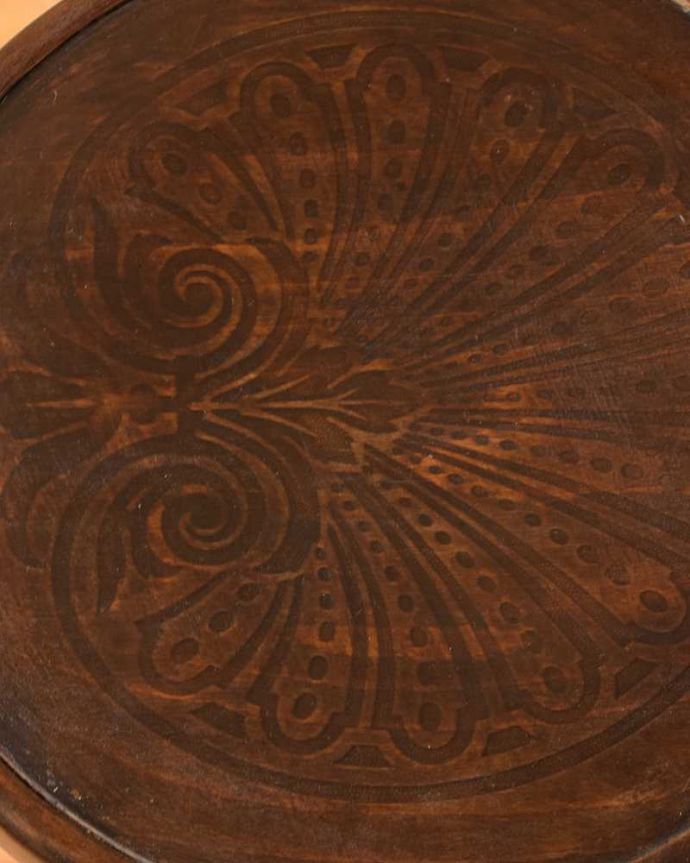 ダイニングチェア　アンティーク チェア　曲げ木の背もたれが美しい、英国アンティークのベントウッドチェア。近くで見てみると･･･それぞれ模様が違うベントウッドチェアの座面。(k-1424-c)