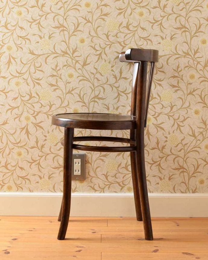 ダイニングチェア　アンティーク チェア　曲げ木の背もたれが美しい、英国アンティークのベントウッドチェア。横顔も英国らしいカッコよさ英国のパブの雰囲気たっぷりのベントウッドチェアは、横から見てもカッコイイんです。(k-1424-c)