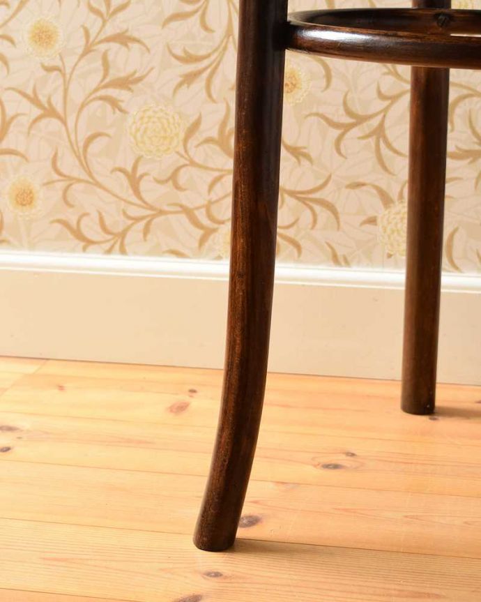 ダイニングチェア　アンティーク チェア　曲げ木の背もたれが美しい、英国アンティークのベントウッドチェア。床を滑らせて移動出来ますHandleではアンティークチェアの脚の裏にフェルトキーパーをお付けしています。(k-1424-c)