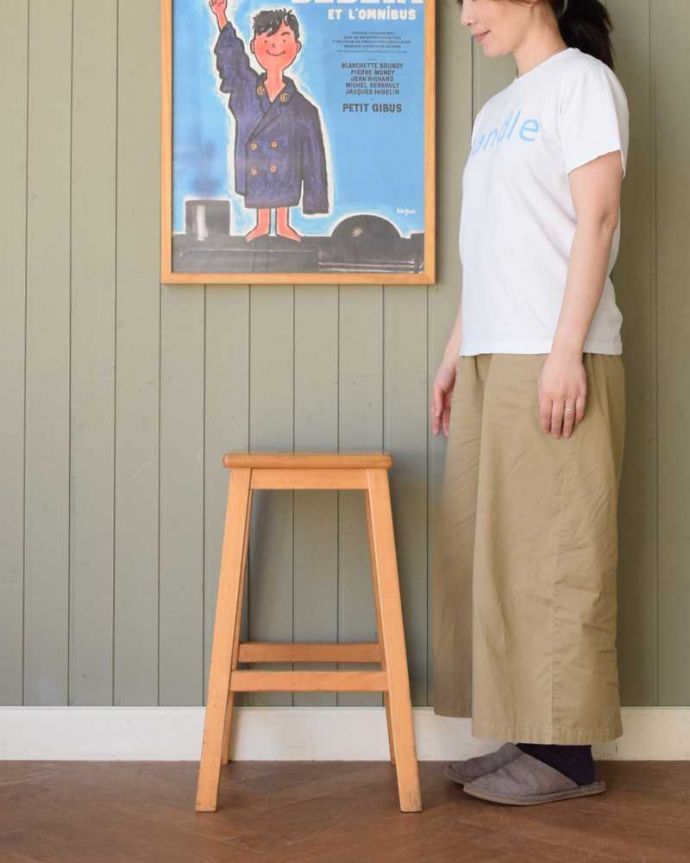 スツール・オットマン アンティーク チェア イギリスから届いたアンティークチェア、持ち手付きの木製ハイスツール。気軽に使えるから、みんなに人気!背もたれがないスツールは気軽にどんな場所でも使えるから人気モノです。(k-1427-c)