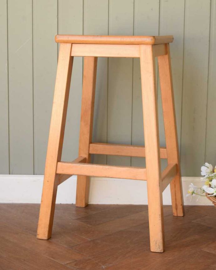 スツール・オットマン アンティーク チェア イギリスから届いたアンティークチェア、持ち手付きの木製ハイスツール。しっかり修復しましたアンティークなので経年変化によるキズはありますが、専門の職人が全部を組み直して修復しているので安心してお使いください。(k-1427-c)