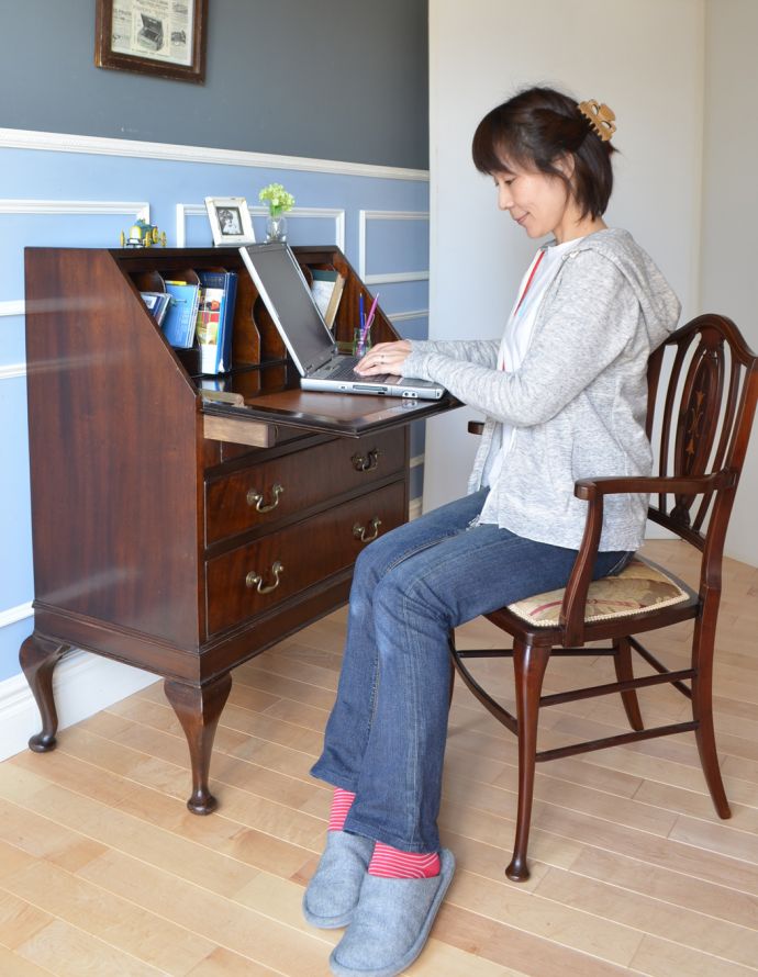 ビューロー　アンティーク家具　英国輸入のアンティーク家具、美しいマホガニー材のビューロー（デスク）。台を下ろせば机になる、実用的なアイデア家具です。(k-1428-f)