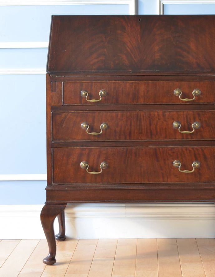 ビューロー　アンティーク家具　英国輸入のアンティーク家具、美しいマホガニー材のビューロー（デスク）。とっても美しい木目です。(k-1428-f)