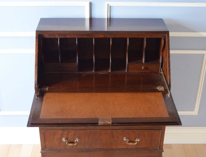 ビューロー　アンティーク家具　英国輸入のアンティーク家具、美しいマホガニー材のビューロー（デスク）。この通り天板は広々しているので、パソコンデスクとしても活躍してくれます。(k-1428-f)