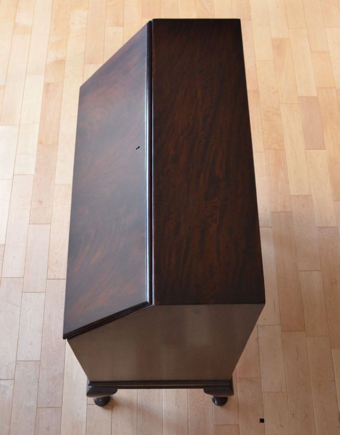 ビューロー　アンティーク家具　英国輸入のアンティーク家具、美しいマホガニー材のビューロー（デスク）。天板もピカピカにお直ししました。(k-1428-f)