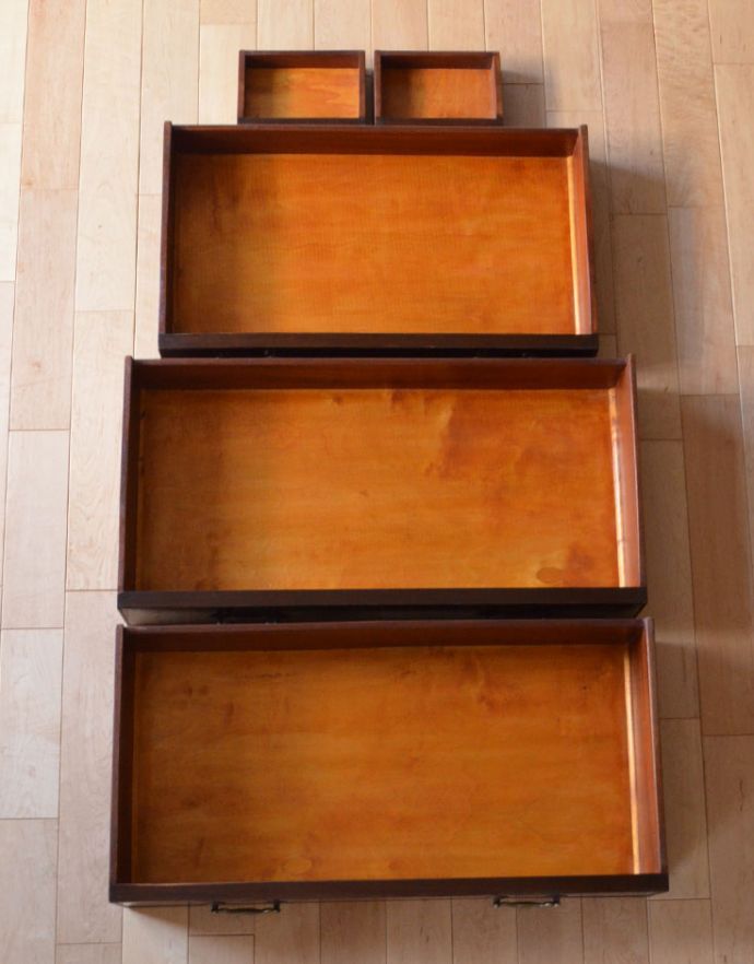 ビューロー　アンティーク家具　英国輸入のアンティーク家具、美しいマホガニー材のビューロー（デスク）。広々とした引き出しが３杯付いています。(k-1428-f)