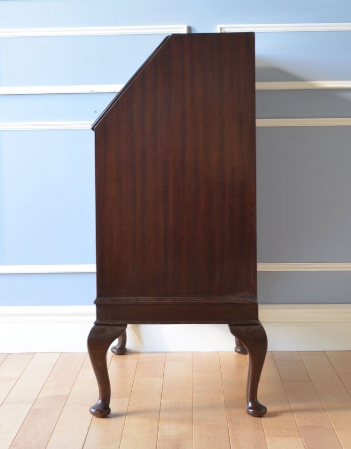 ビューロー　アンティーク家具　英国輸入のアンティーク家具、美しいマホガニー材のビューロー（デスク）。ビューローを閉じると、スッキリとしたキャビネットに。(k-1428-f)