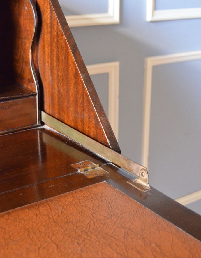 ビューロー　アンティーク家具　英国輸入のアンティーク家具、美しいマホガニー材のビューロー（デスク）。しっかりと金具で固定されています。(k-1428-f)