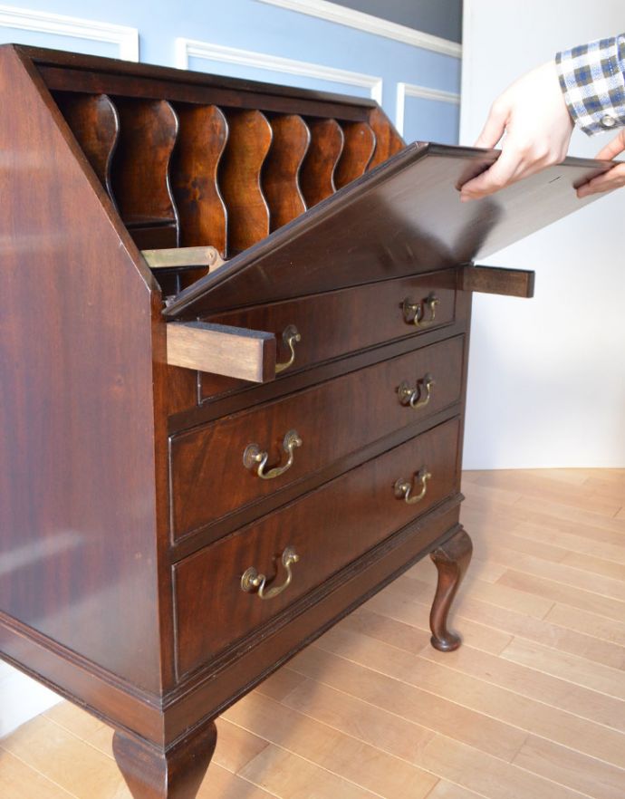 ビューロー　アンティーク家具　英国輸入のアンティーク家具、美しいマホガニー材のビューロー（デスク）。支えは天板を開くと自動的に出てくる仕掛けになっています。(k-1428-f)