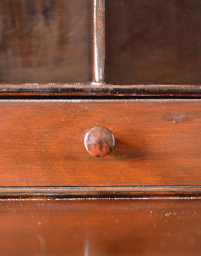 ビューロー　アンティーク家具　英国輸入のアンティーク家具、美しいマホガニー材のビューロー（デスク）。ビューローの中は小さい取っ手がちょこんと付いています。(k-1428-f)