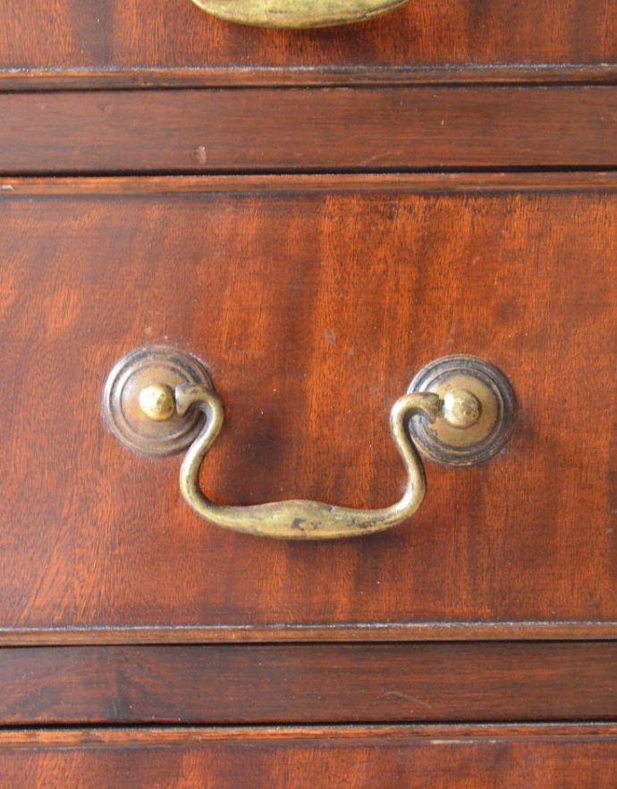 ビューロー　アンティーク家具　英国輸入のアンティーク家具、美しいマホガニー材のビューロー（デスク）。凝った装飾のハンドルタイプの取っ手です。(k-1428-f)