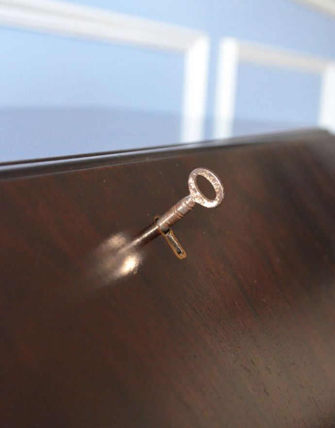 ビューロー　アンティーク家具　英国輸入のアンティーク家具、美しいマホガニー材のビューロー（デスク）。ビューローの扉は、アンティークの鍵を引っ掛けて開閉します。(k-1428-f)