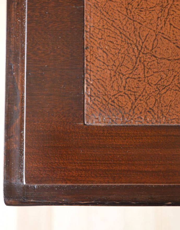 ビューロー　アンティーク家具　英国輸入のアンティーク家具、美しいマホガニー材のビューロー（デスク）。角もきれいに仕上がっています。(k-1428-f)