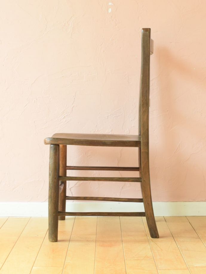 チャイルドチェアの横顔