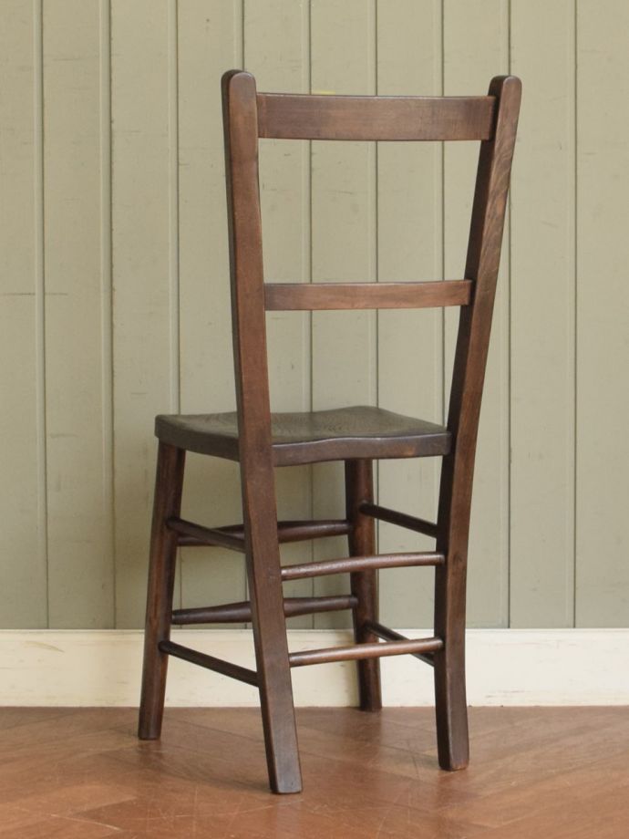 アンティークの椅子の後ろ姿