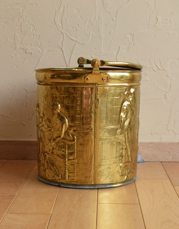 シルバーのテーブルウェア アンティーク雑貨 英国から届いた真鍮製のアンティークバケツ(ブラスポット)。両面同じ絵がデザインされています。(k-1430-z)