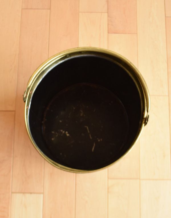 シルバーのテーブルウェア アンティーク雑貨 英国から届いた真鍮製のアンティークバケツ(ブラスポット)。中はこんな感じです。(k-1430-z)