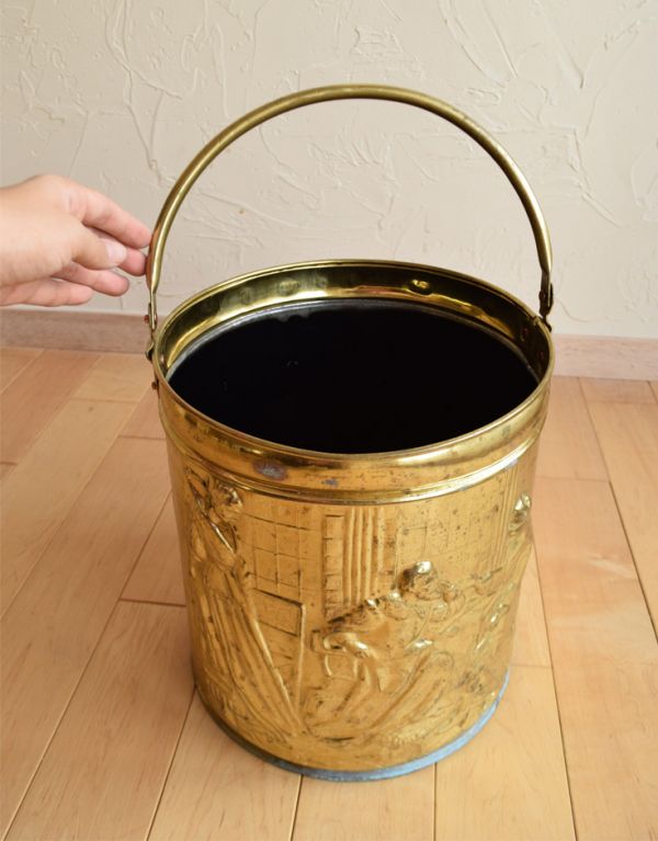 シルバーのテーブルウェア アンティーク雑貨 英国から届いた真鍮製のアンティークバケツ(ブラスポット)。持ち手があるので持ち運びも楽です。(k-1430-z)