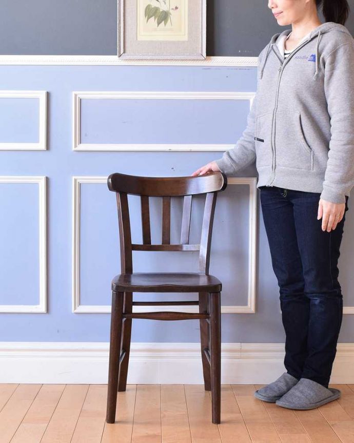 キッチンチェア　アンティーク チェア　イギリスから来たアンティークの椅子、落ち着いた色のスクールチェア。学校用に作られた生徒さんのための椅子ムダがないデザインのスクールチェアは軽くて持ち運びもラク。(k-1432-c)