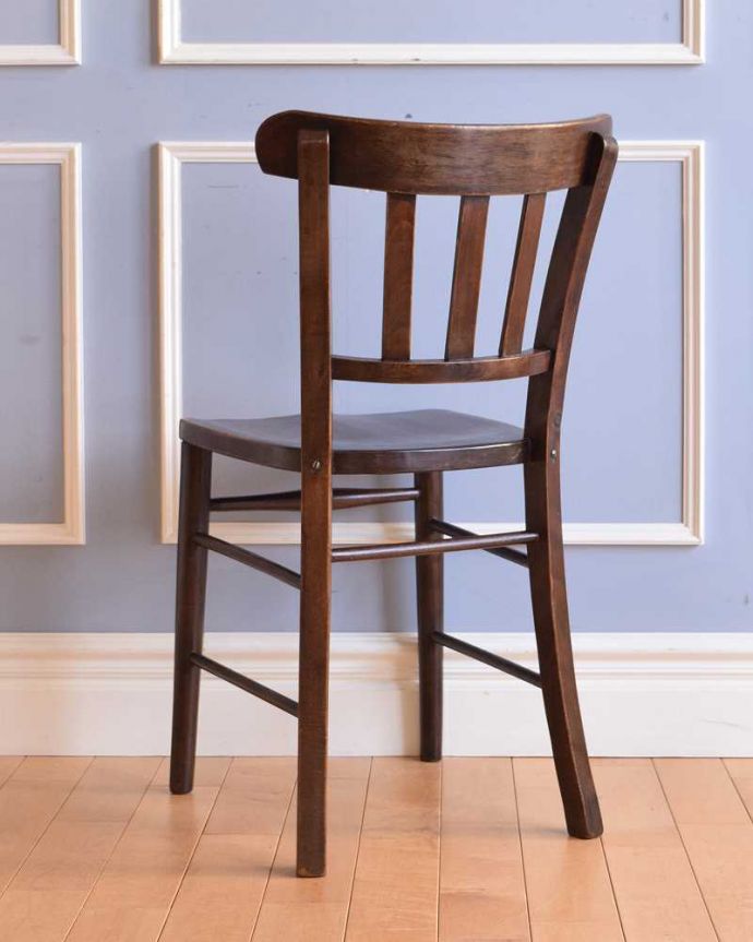 キッチンチェア　アンティーク チェア　イギリスから来たアンティークの椅子、落ち着いた色のスクールチェア。後ろから見ても可愛いんです。(k-1432-c)