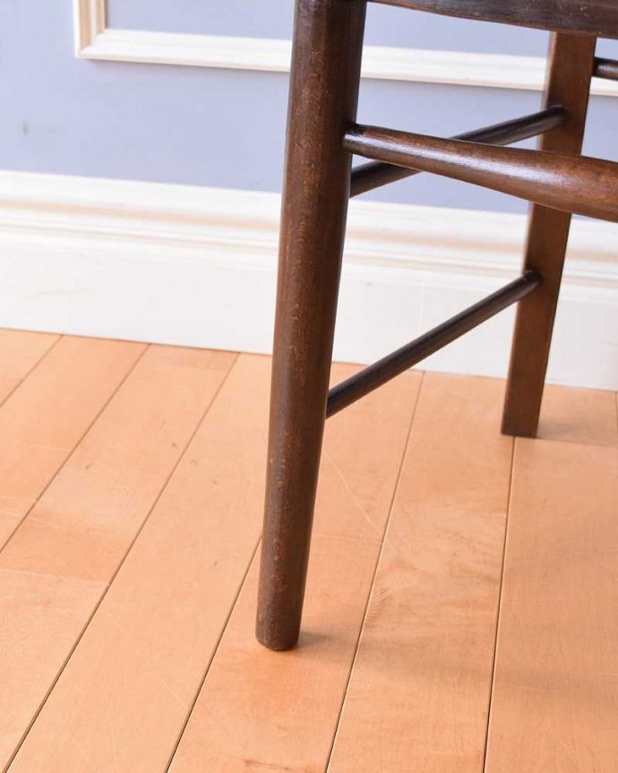 キッチンチェア　アンティーク チェア　イギリスから来たアンティークの椅子、落ち着いた色のスクールチェア。床を滑らせて移動出来ますHandleではアンティークチェアの脚の裏にフェルトキーパーをお付けしています。(k-1432-c)