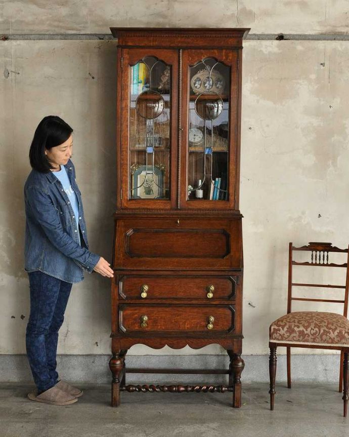 ビューロー　アンティーク家具　イギリス輸入のアンティーク家具、ビューローブックケース（ステンドグラス付き）。1つで3役こなしちゃう贅沢な家具見た目はガラスキャビネットなのに、デスクとチェストの機能も備えたビューローブックケース。(k-1433-f)