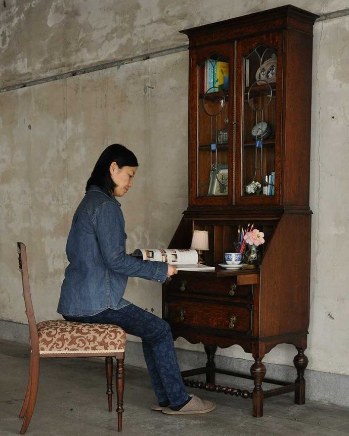 ビューロー　アンティーク家具　イギリス輸入のアンティーク家具、ビューローブックケース（ステンドグラス付き）。あっという間に自分だけの贅沢デスク扉を前に倒すとデスクが登場。(k-1433-f)