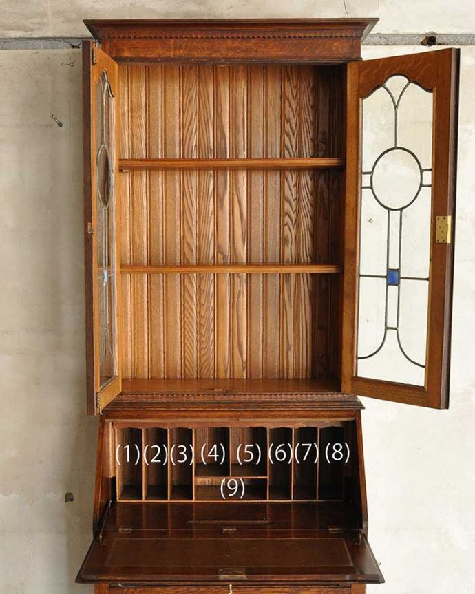 ビューロー　アンティーク家具　イギリス輸入のアンティーク家具、ビューローブックケース（ステンドグラス付き）。美しいガラス扉の中身は･･･専門の職人がしっかり修復したので、扉の中もこんな感じでキレイです。(k-1433-f)