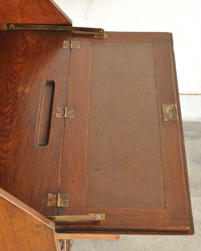 ビューロー　アンティーク家具　イギリス輸入のアンティーク家具、ビューローブックケース（ステンドグラス付き）。デスクの天板を上から見ると･･･やっぱりデスクは天板部分が気になるから、専門の職人が古い塗装を剥離してピッカピカに修復しました。(k-1433-f)