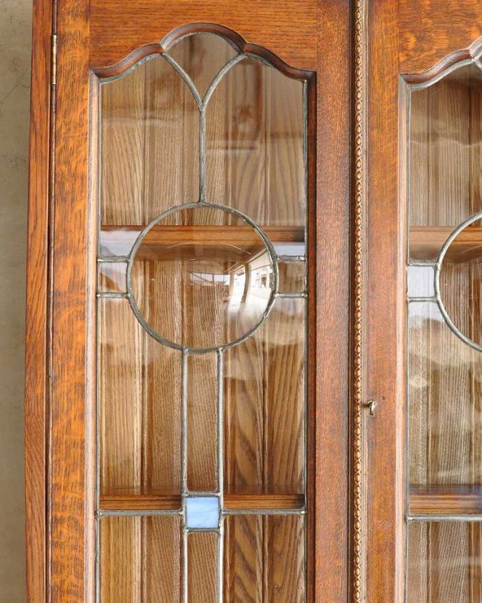 ビューロー　アンティーク家具　イギリス輸入のアンティーク家具、ビューローブックケース（ステンドグラス付き）。ガラスももちろん当時のものアンティークだから手に入る珍しい凸ガラスです。(k-1433-f)