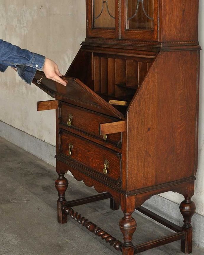 ビューロー　アンティーク家具　イギリス輸入のアンティーク家具、ビューローブックケース（ステンドグラス付き）。あっという間にデスクに変身扉を前に倒すだけで、あっという間にデスクが登場！どんな場所にも似合う「魅せるデスク」です。(k-1433-f)