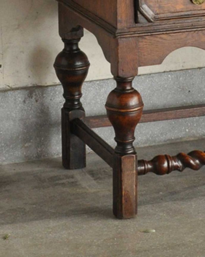 ビューロー　アンティーク家具　イギリス輸入のアンティーク家具、ビューローブックケース（ステンドグラス付き）。女性でも運べちゃう理由は･･･Handleのアンティークは、脚の裏にフェルトキーパーをお付けしていますので、重い家具でも床を滑らせれて移動する事が出来ます。(k-1433-f)