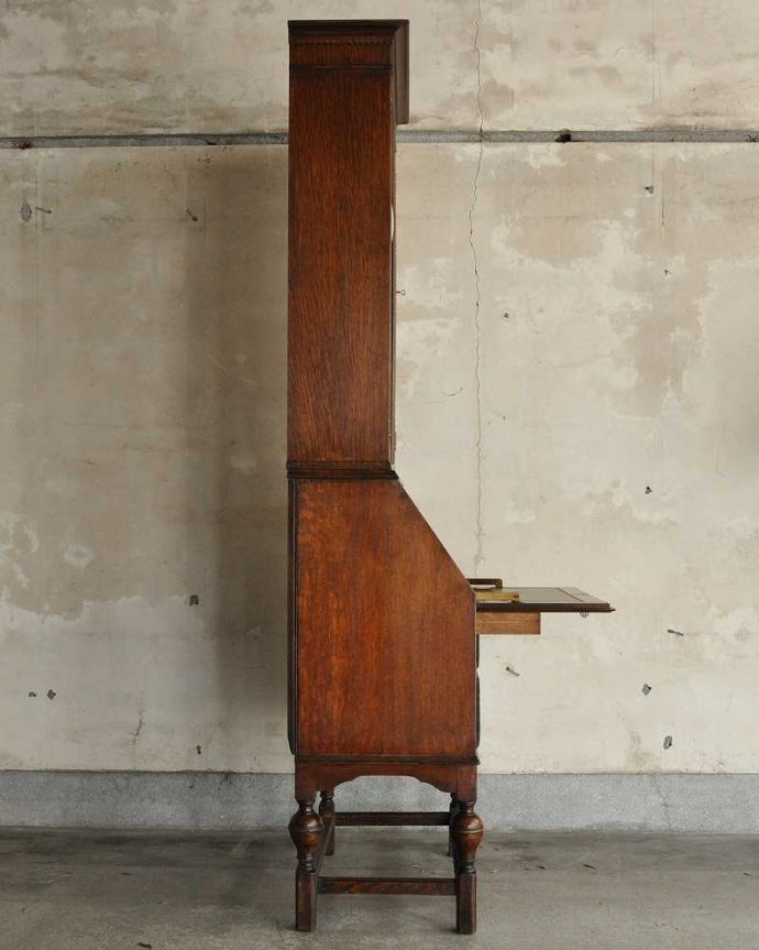 ビューロー　アンティーク家具　イギリス輸入のアンティーク家具、ビューローブックケース（ステンドグラス付き）。横から見た姿もステキ横から見てみるとこんな感じです。(k-1433-f)