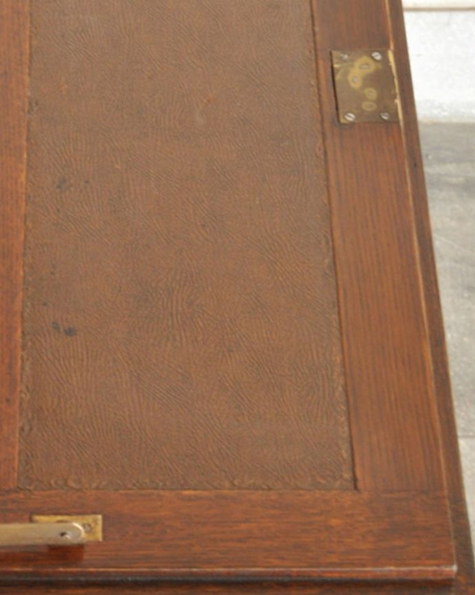 ビューロー　アンティーク家具　イギリス輸入のアンティーク家具、ビューローブックケース（ステンドグラス付き）。天板部分もキレイですやっぱりデスクの天板部分は気になるポイント。(k-1433-f)