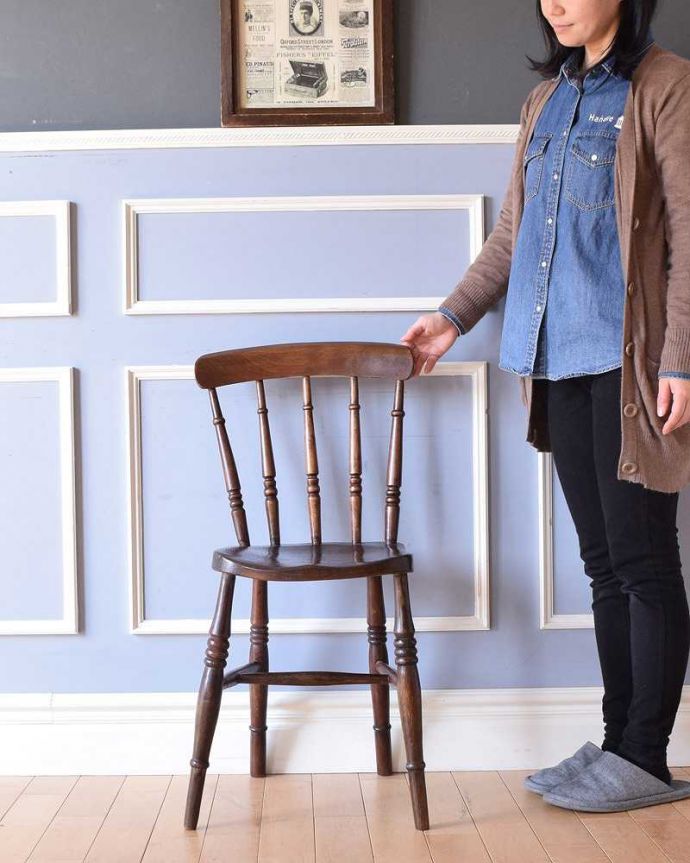 キッチンチェア　アンティーク チェア　木製のオシャレなアンティークキッチンチェア（ダイニングチェア）。なんとも言えない「あたたかさ」が感じられる椅子家庭のキッチンで使われていた素朴なデザインの椅子は、なんだかほっこりあたたかい雰囲気なんです。(k-1434-c)