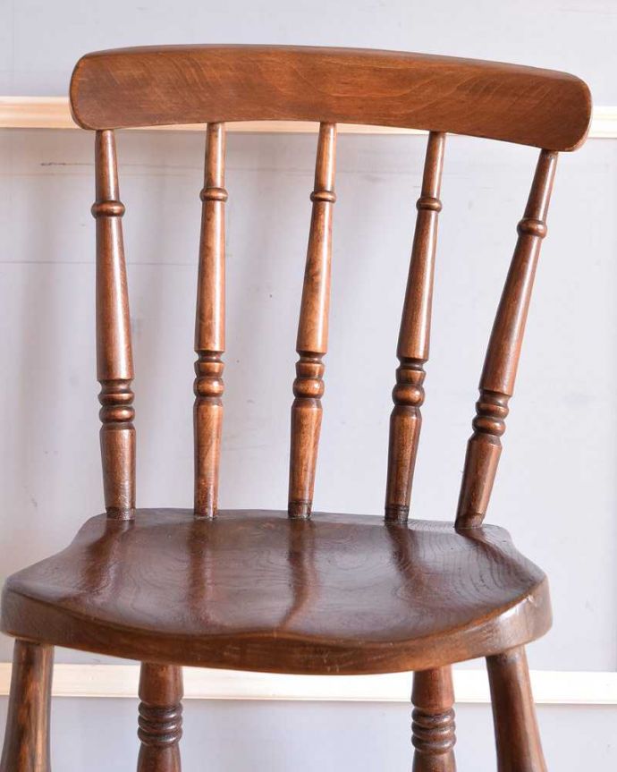 キッチンチェア　アンティーク チェア　木製のオシャレなアンティークキッチンチェア（ダイニングチェア）。背もたれは家庭のデザイン同じように見えて、それぞれの家庭で少しずつ違う背もたれのデザイン。(k-1434-c)