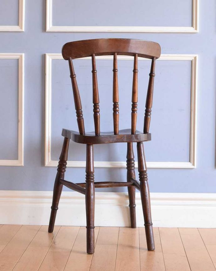 キッチンチェア　アンティーク チェア　木製のオシャレなアンティークキッチンチェア（ダイニングチェア）。後ろ姿にも自信があります！ダイニングテーブルに並べた時、後ろから見ることも多い椅子。(k-1434-c)