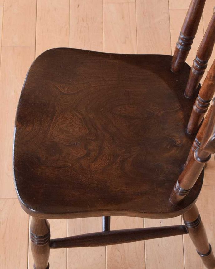 キッチンチェア　アンティーク チェア　木製のオシャレなアンティークキッチンチェア（ダイニングチェア）。座面に隠されたヒミツ「座繰り」と言って、お尻と太もも部分に彫が入っているんです。(k-1434-c)