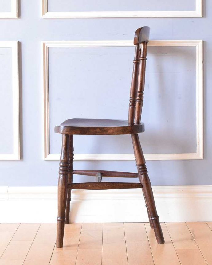 キッチンチェア　アンティーク チェア　木製のオシャレなアンティークキッチンチェア（ダイニングチェア）。横顔もほっこりデザイン横から見ても、なんだかほっこりぬくもりあるデザインです。(k-1434-c)