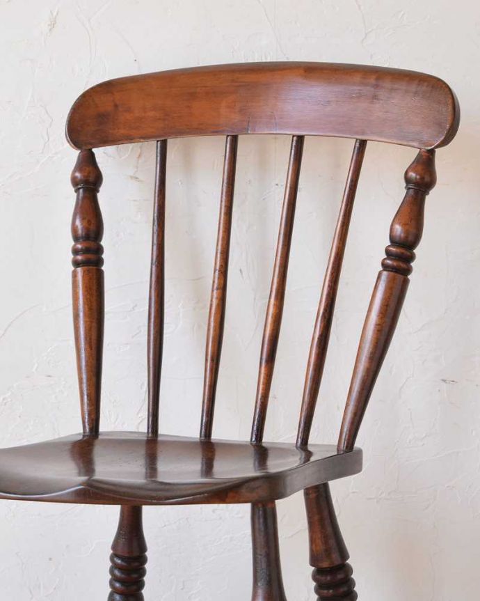 キッチンチェア アンティーク チェア 背もたれがポイントのイギリス輸入の木製いす、アンティークキッチンチェア。背もたれは家庭のデザイン同じように見えて、それぞれの家庭で少しずつ違う背もたれのデザイン。(k-1435-c)