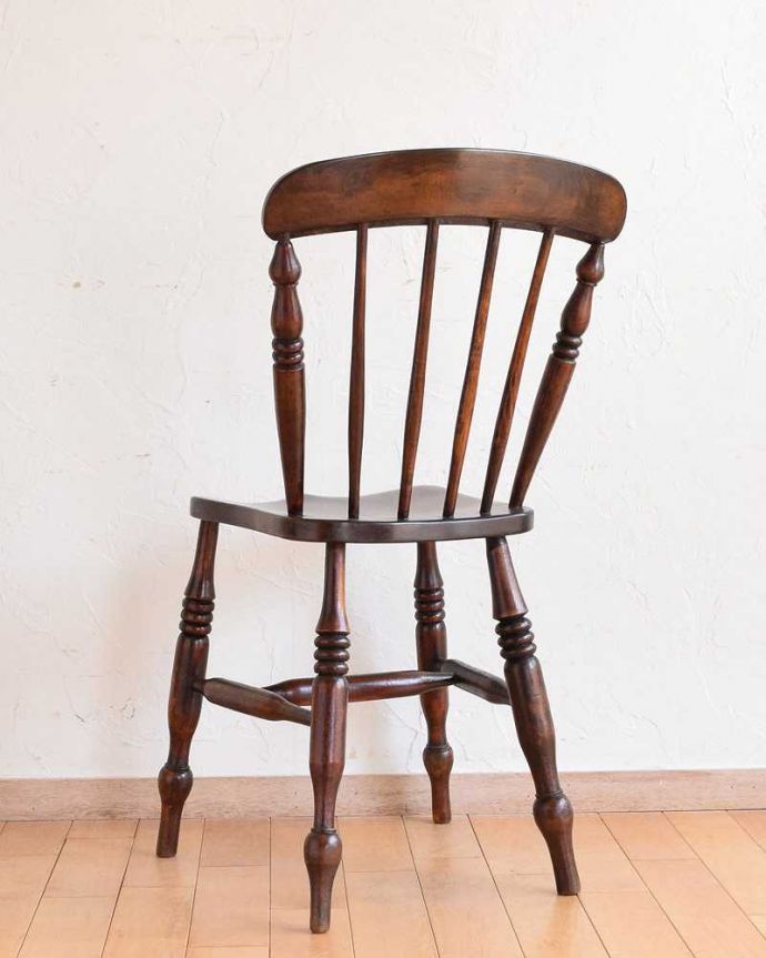 背もたれがポイントのイギリス輸入の木製いす、アンティークキッチン